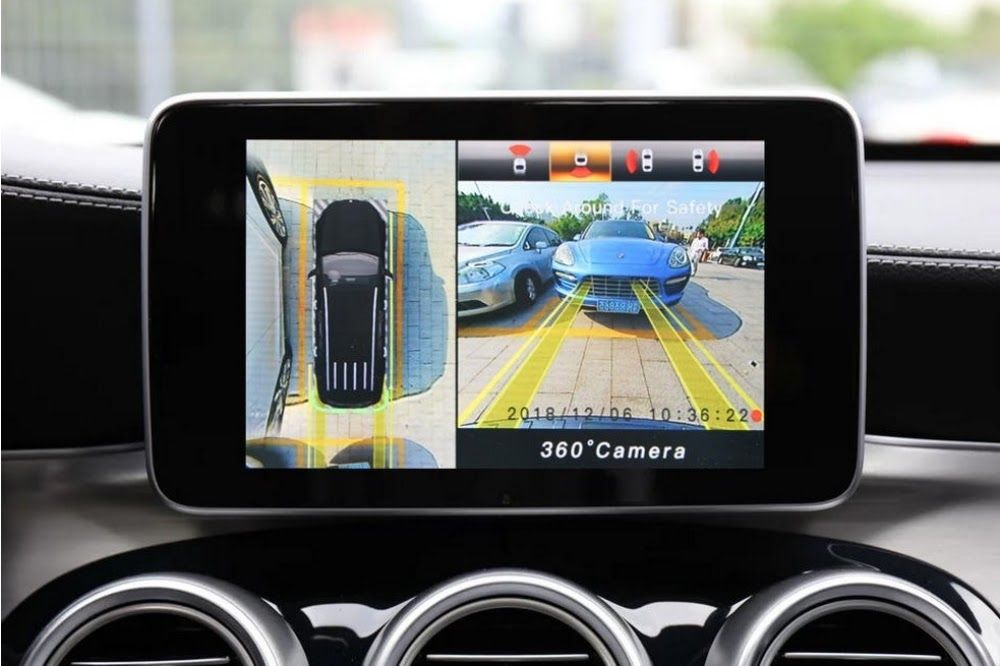 Hình ảnh 3D và hình ảnh thật hiển thị trên màn hình từ hệ thống camera 360 của ô tô