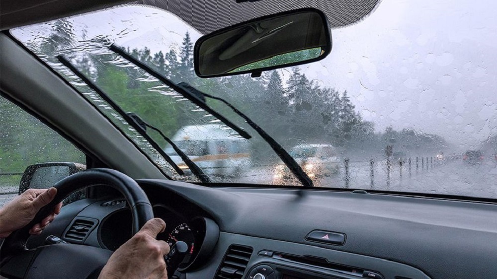 Cần gạt nước ô tô giúp loại bỏ bụi bẩn và nước mưa bám trên kính xe