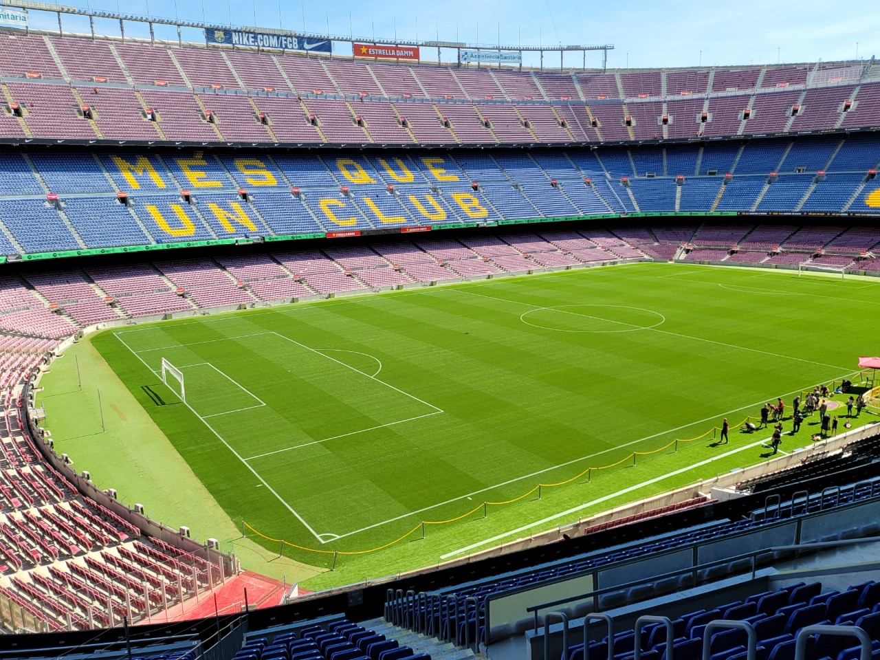 Thăm 'thánh đường' Camp Nou của đội bóng Barcelona
