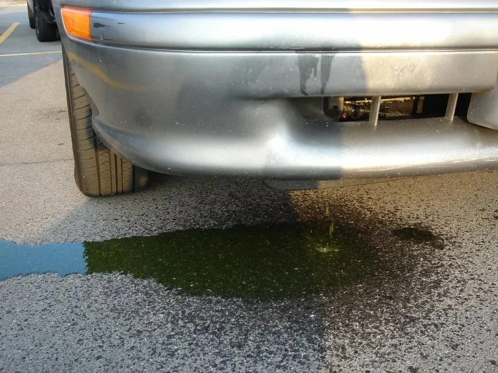 Két nước ô tô bị hư khi xảy ra trường hợp rò rỉ chất lỏng ở gầm xe